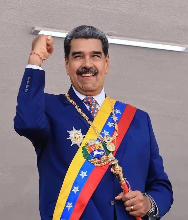 如果美国真打委内瑞拉，马杜罗能坚持多久呢？
想象一下，美国航母群逼近加勒比海，导