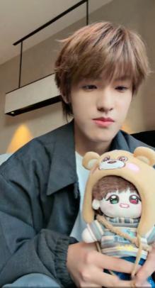 张泽禹突袭直播  本来只是随便点开，结果被张泽禹的突袭直播圈得死死的，幽默又自然