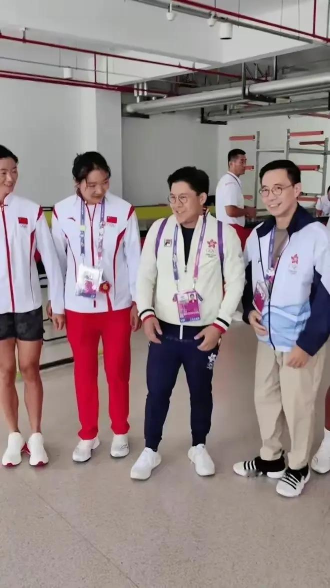 霍启刚很矮吗？和运动员合照显得像小矮人[笑哭]……。

但其实他就是普通人中的正