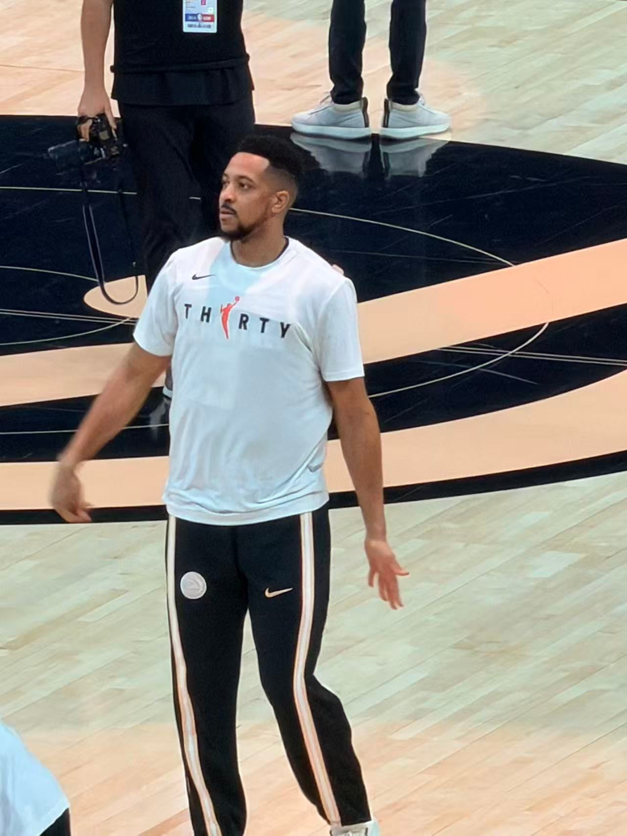 前方报道📷今天所有球员热身的时候都穿上了纪念WNBA成立30周年的短袖chin