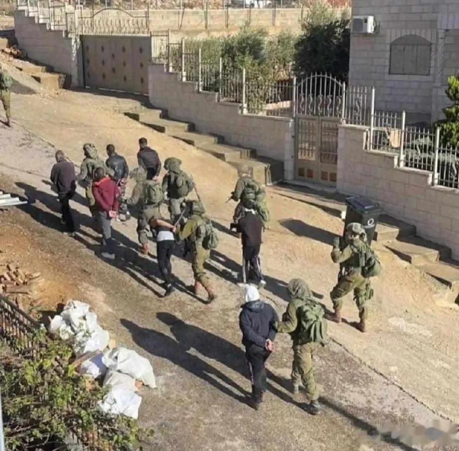 如果换一下衣服怎么样？一对以军入本杰明的布尔卡村，这里是巴勒斯坦控制区，抓了十二