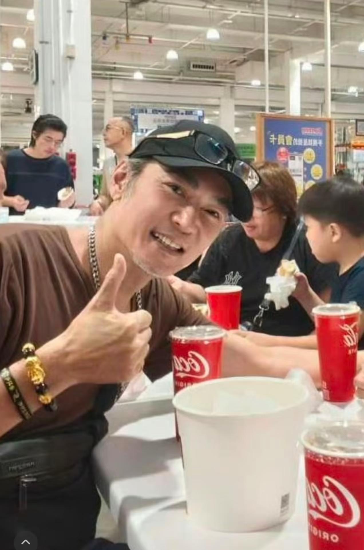 也不怪网友喊话焦恩俊，
他都58岁了，
身材没走样，头发没秃，还是那么的帅

这