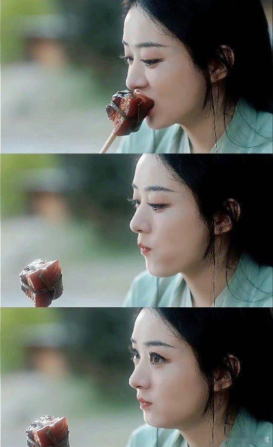 #赵丽颖吃东坡肉# 赵丽颖吃的这个东坡肉看起来很好吃的样子，看起来真的好大一块呀