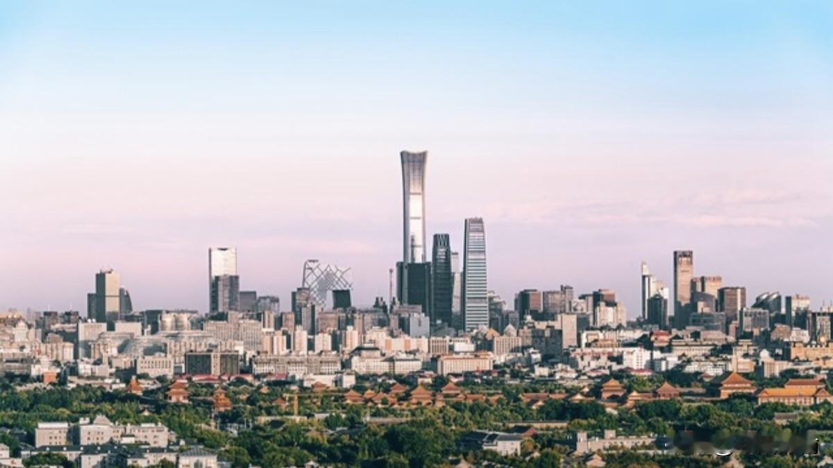 雪后的故宫红墙金瓦宛如流动画卷，胡同青石板路映出禅意水墨；从什刹海冰场的霓虹倒影