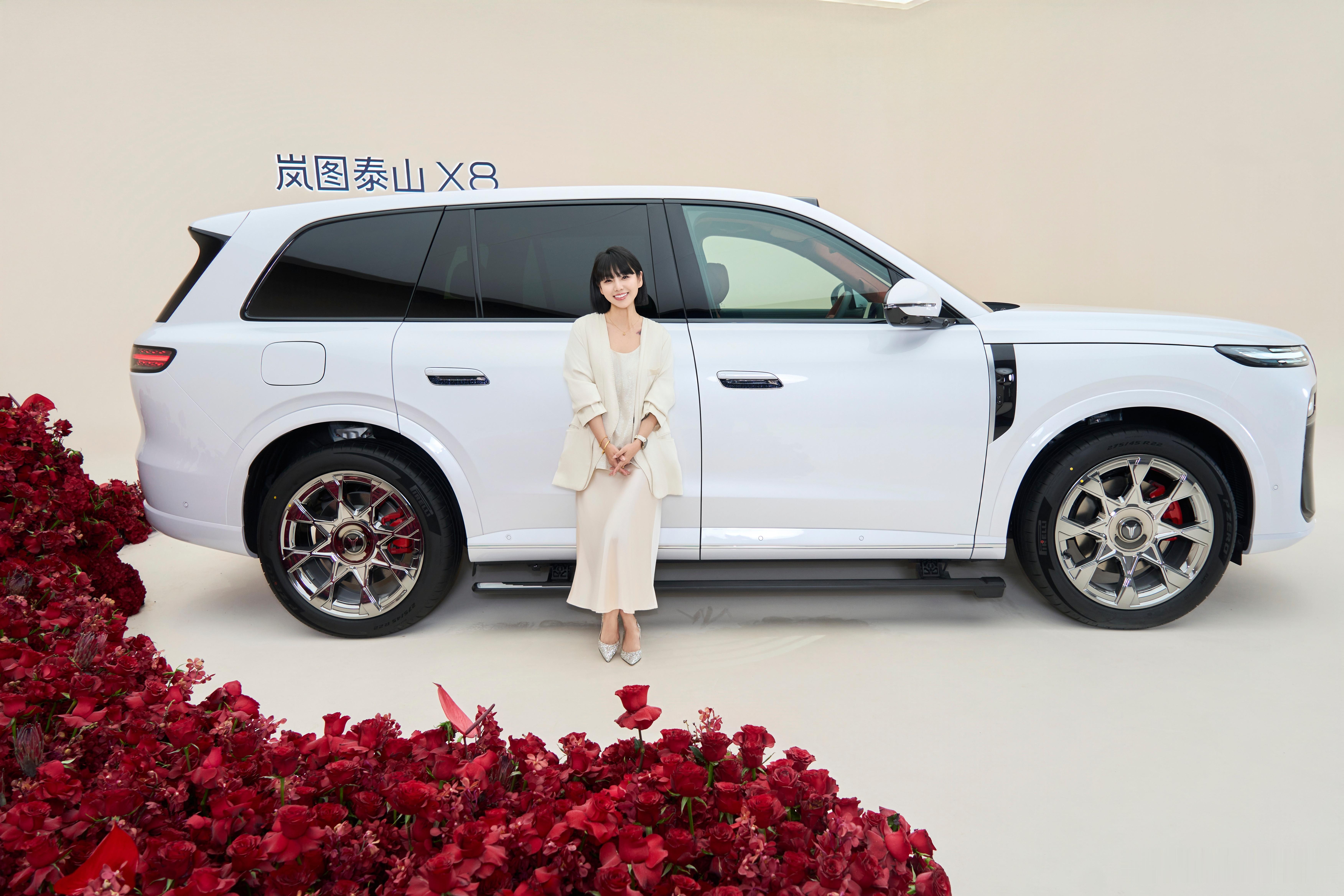 岚图泰山X8，全球首个全地形新能源城市SUV！这就对了当时棚拍就一眼相中这个白色