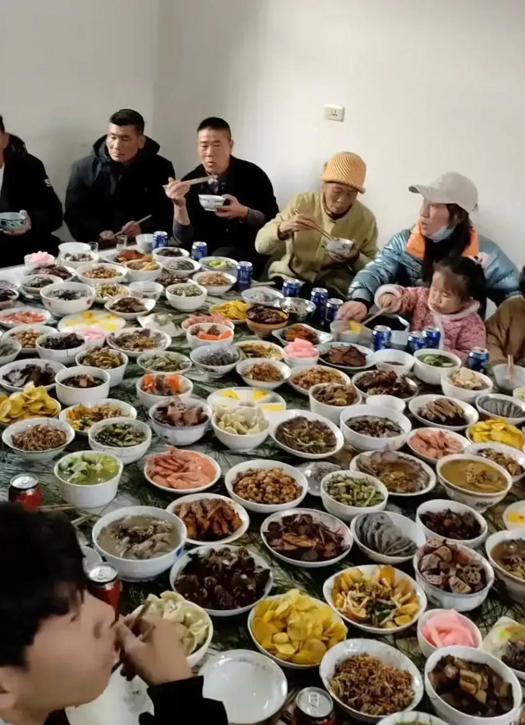 好壮观的过年吃年夜饭的场面！这就是团团圆圆，这就是和和美美，这就是热热闹闹，这就