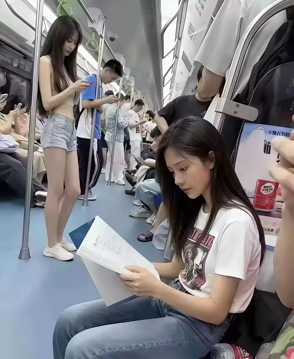 这个是在地铁上拍到的
这样的女孩很难得一见
别人都在忙着玩手机
只有她手里捧着书