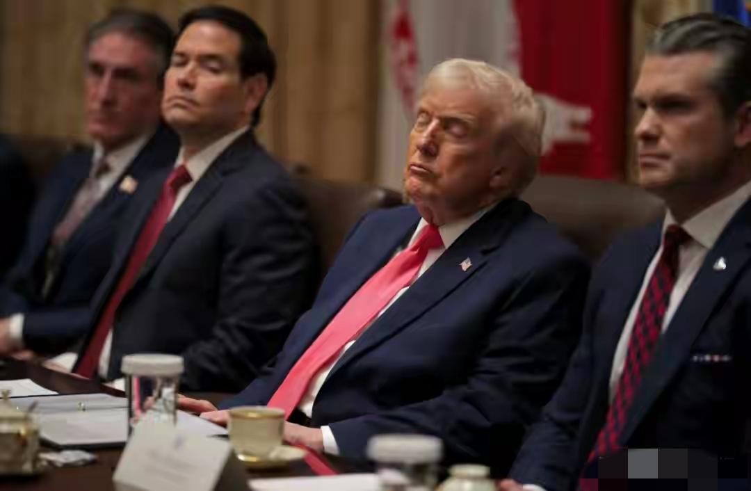 特朗普一次内阁上睡着了！一个80岁的老人，不服老真不行！
2024年底竞选总统期