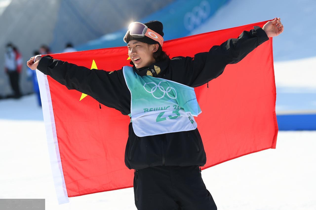 北京时间2月18日，米兰冬奥会男子单板滑雪结束争夺，中国队苏翊鸣表现出色，以82