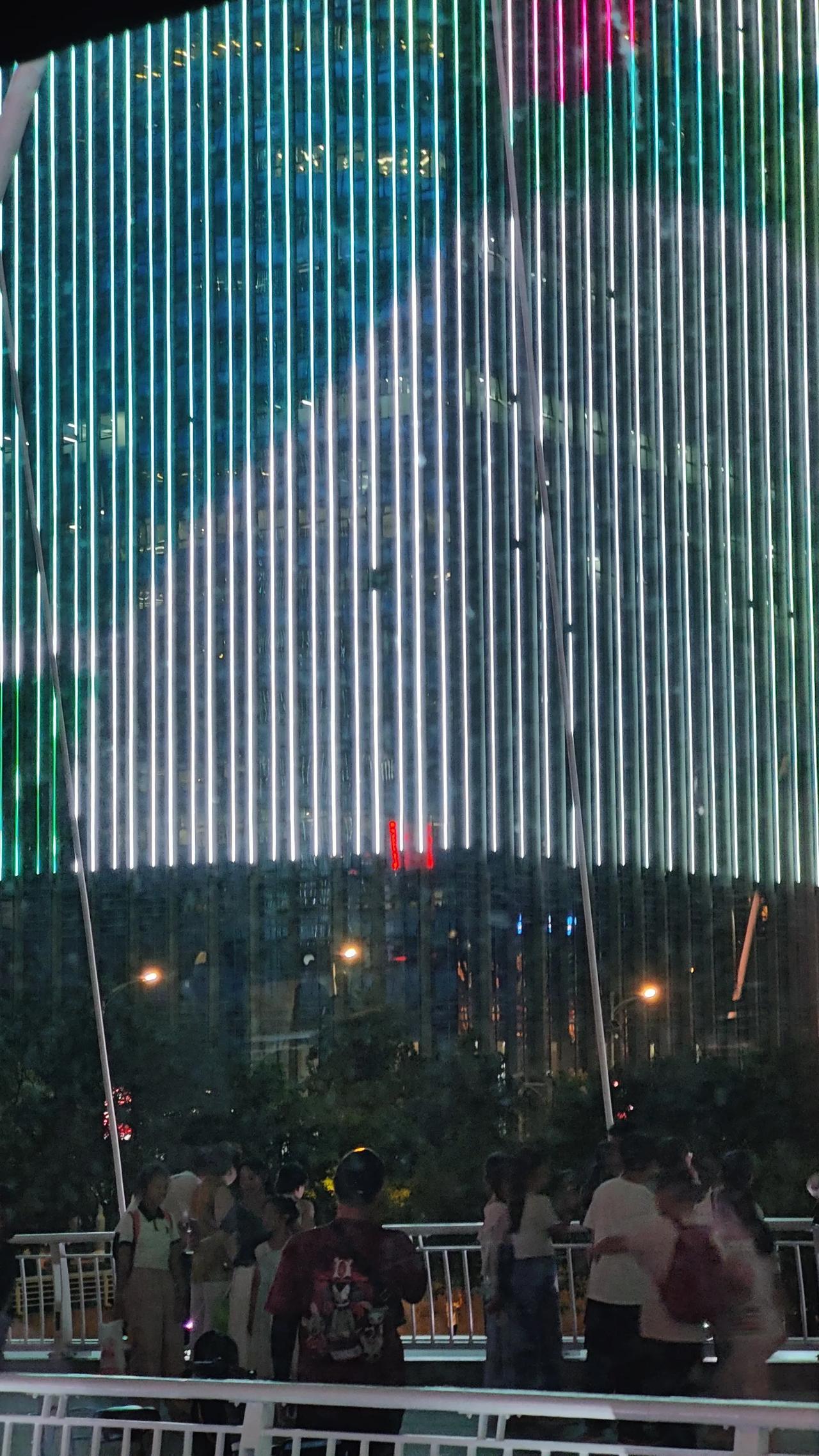 上合会还没开了，河边建筑灯条都出现断点了（大玉米对面楼)，这质量和维护真的没谁了