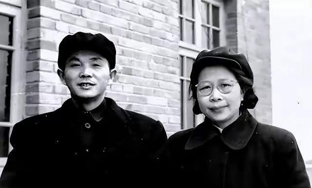 1982年，四十年革命夫妻决绝离婚！无恩怨无出轨，败给最现实的两个字
1978年