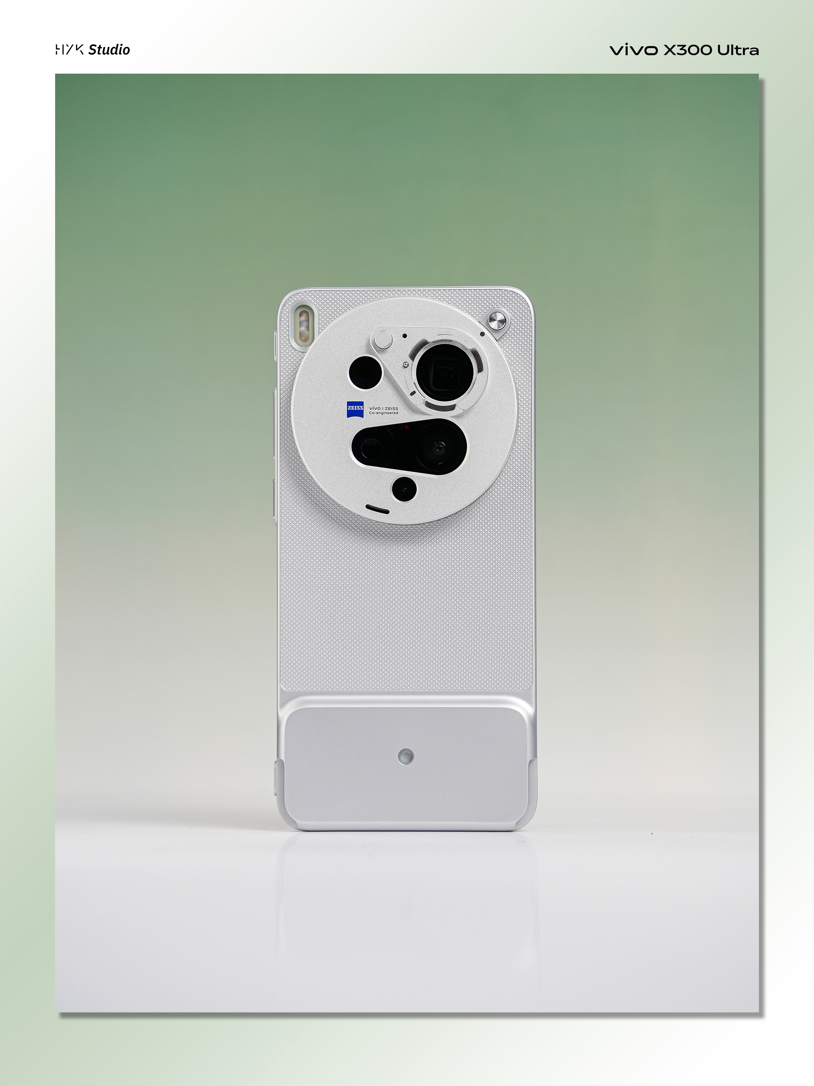 HYK图赏｜vivo X300 Ultra「胶片绿」，背板采用无缝拼接工艺，不同