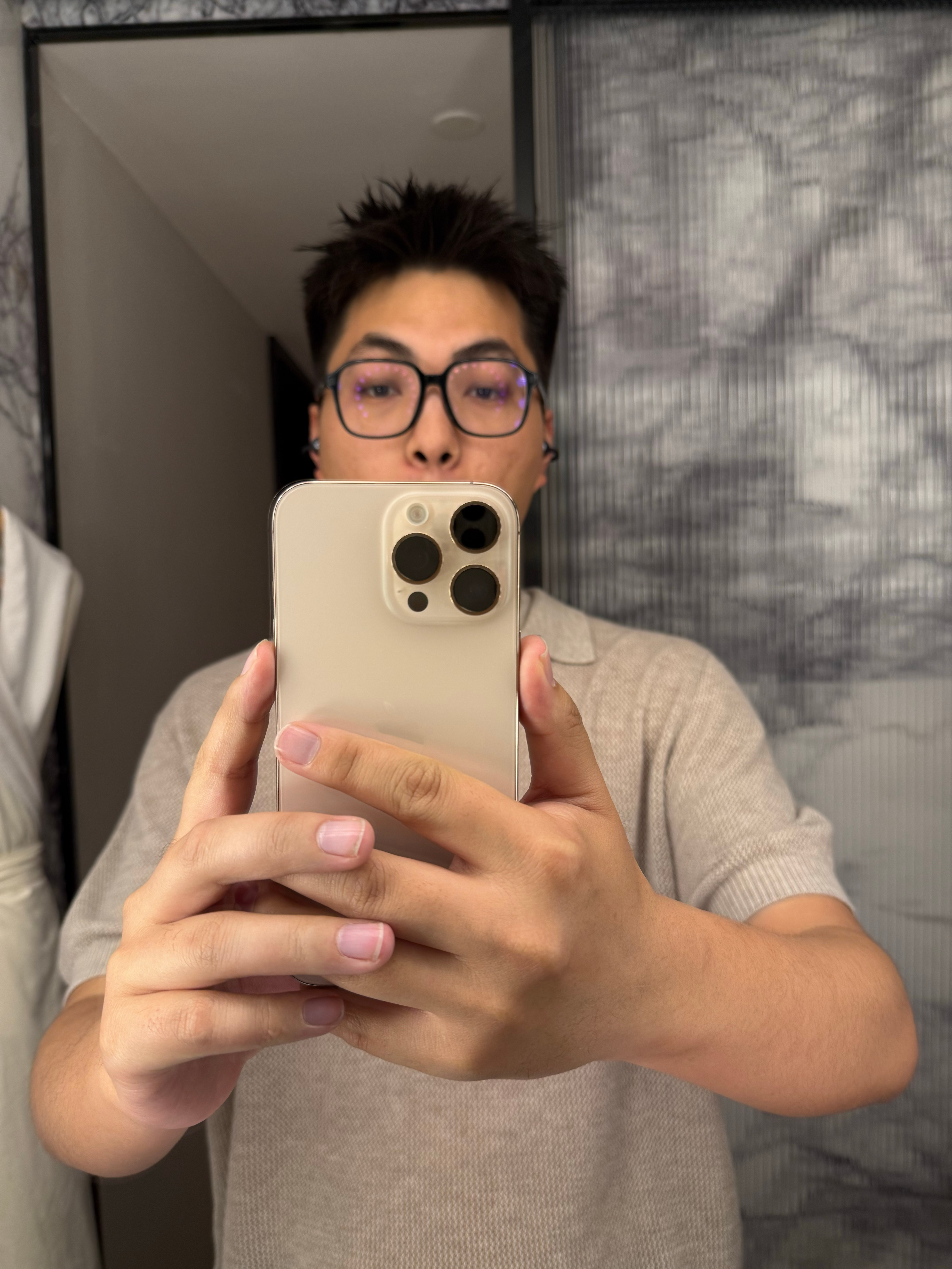 今晚找托尼剪头发，托尼老师推荐我这么帅的脸必须刮一下。不愧是大城市的托尼，给我脸