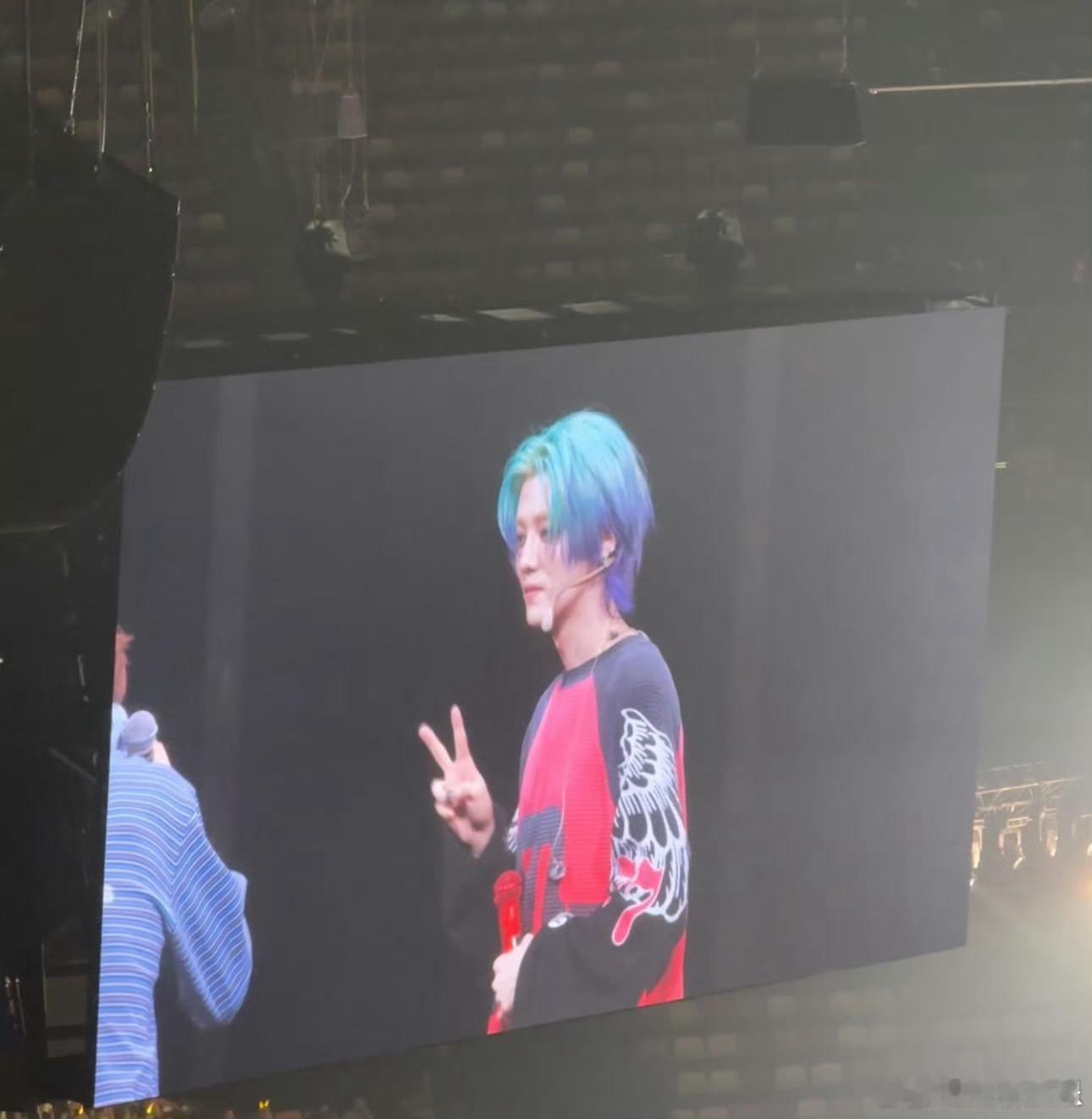 鹿晗演唱会拍立得 亲签拍立得简直是追星天花板吧！是他比耶的可爱瞬间，还是舞台上酷