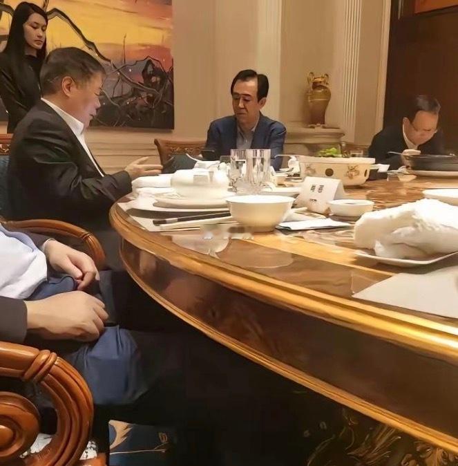 从许家印这顿饭局来看，一千元的消费要的吧 