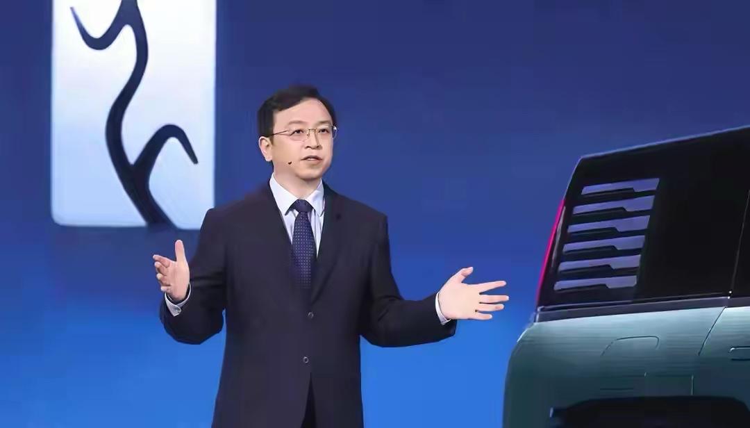 说起比亚迪，你会想到什么？是他在燃油车时代举步维艰的落寞，还是他在新能源车时代的