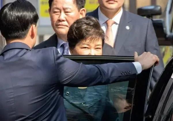 朴槿惠或重返政坛？40万人揭竿而起“逼宫”尹锡悦，文在寅已出手

近段时间，韩国