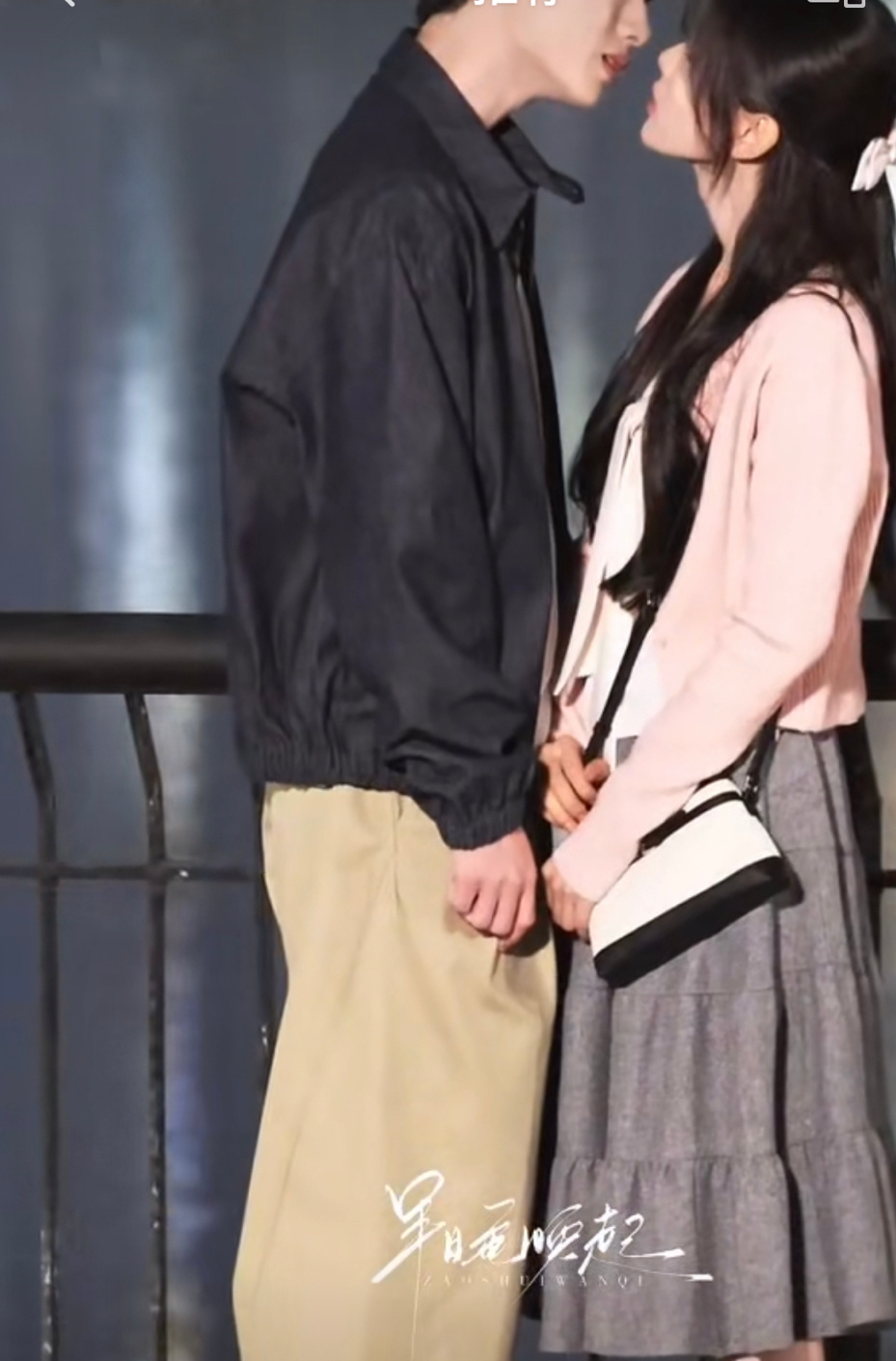 杨超越董思成《今天是太阳雨》江边吻路透，好甜的亲亲！ 