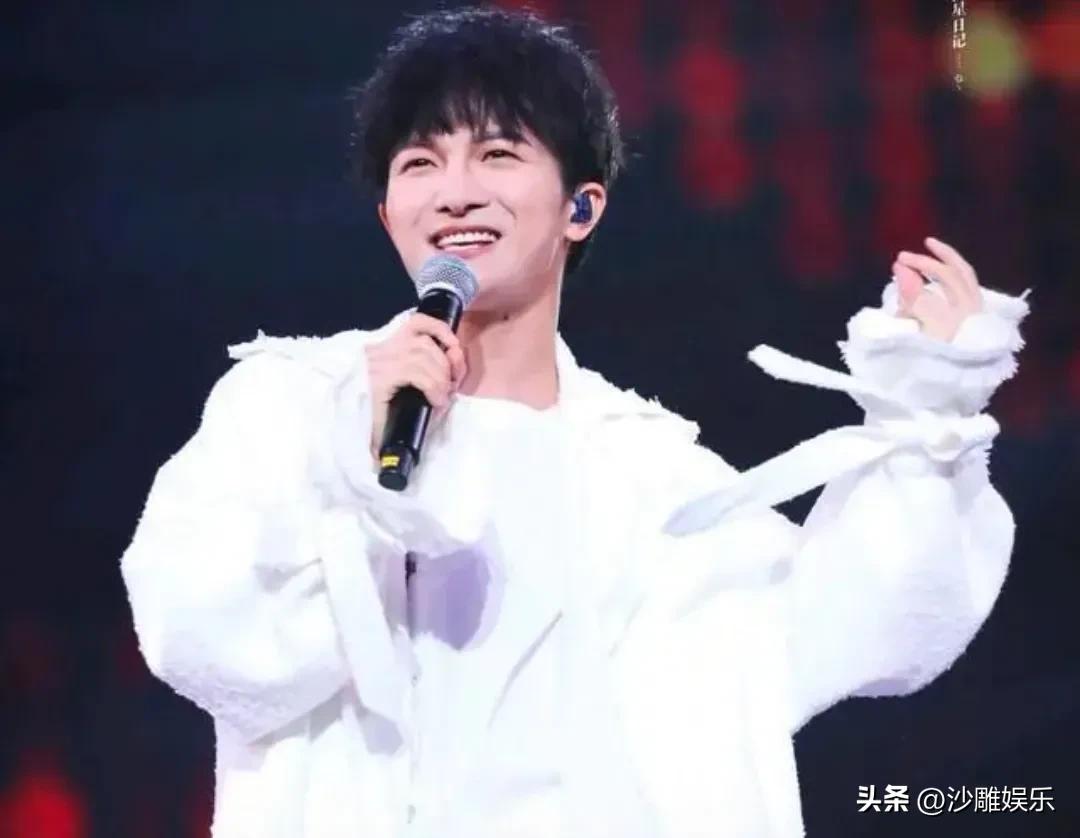 周深，深夜冲上热搜！

3月13日深夜，周深的名字毫无征兆地冲上了热搜。这一次，