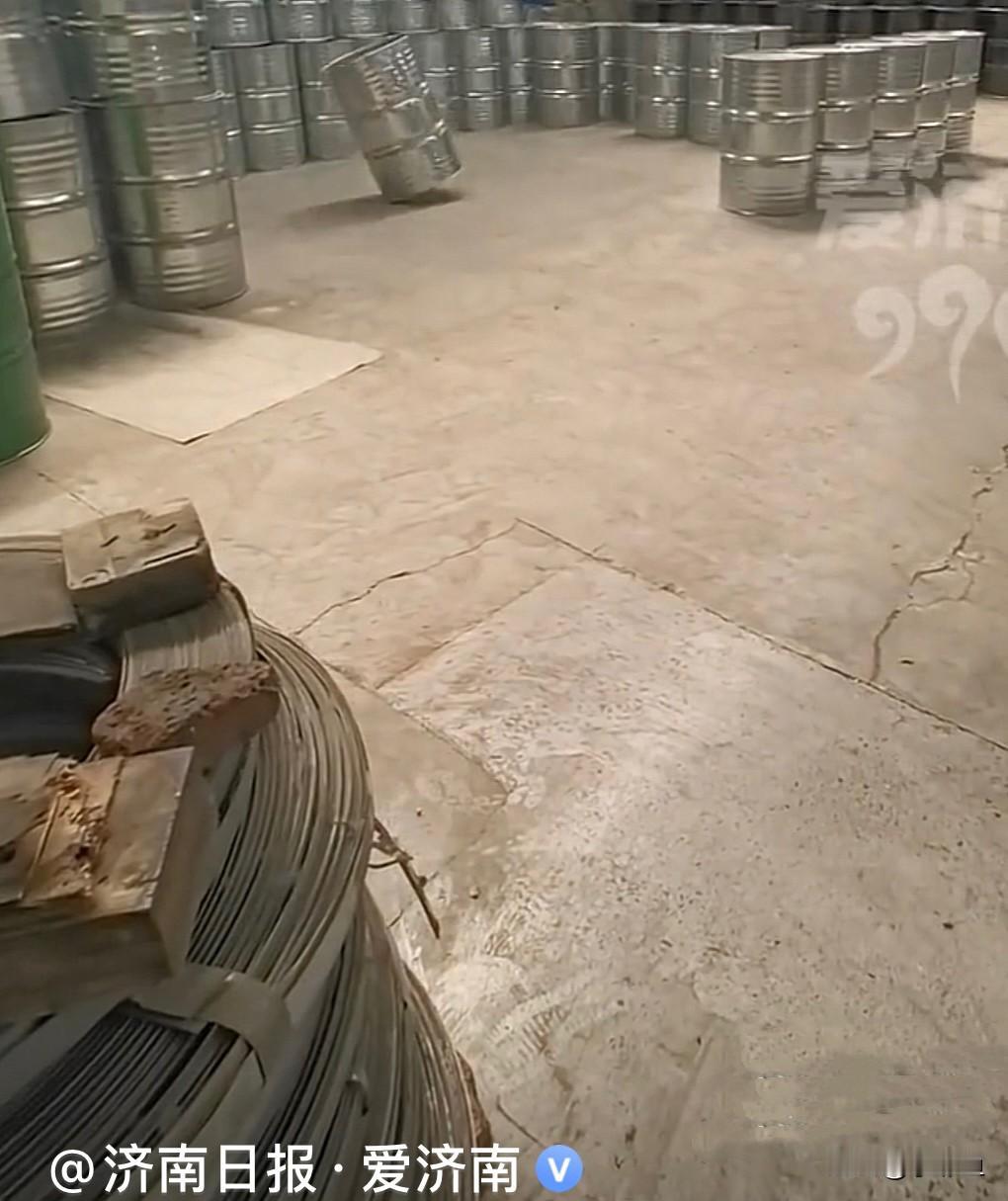 近日，山东滨州一大哥丝滑甩桶走红了，太厉害了……
     什么叫甩桶？
   