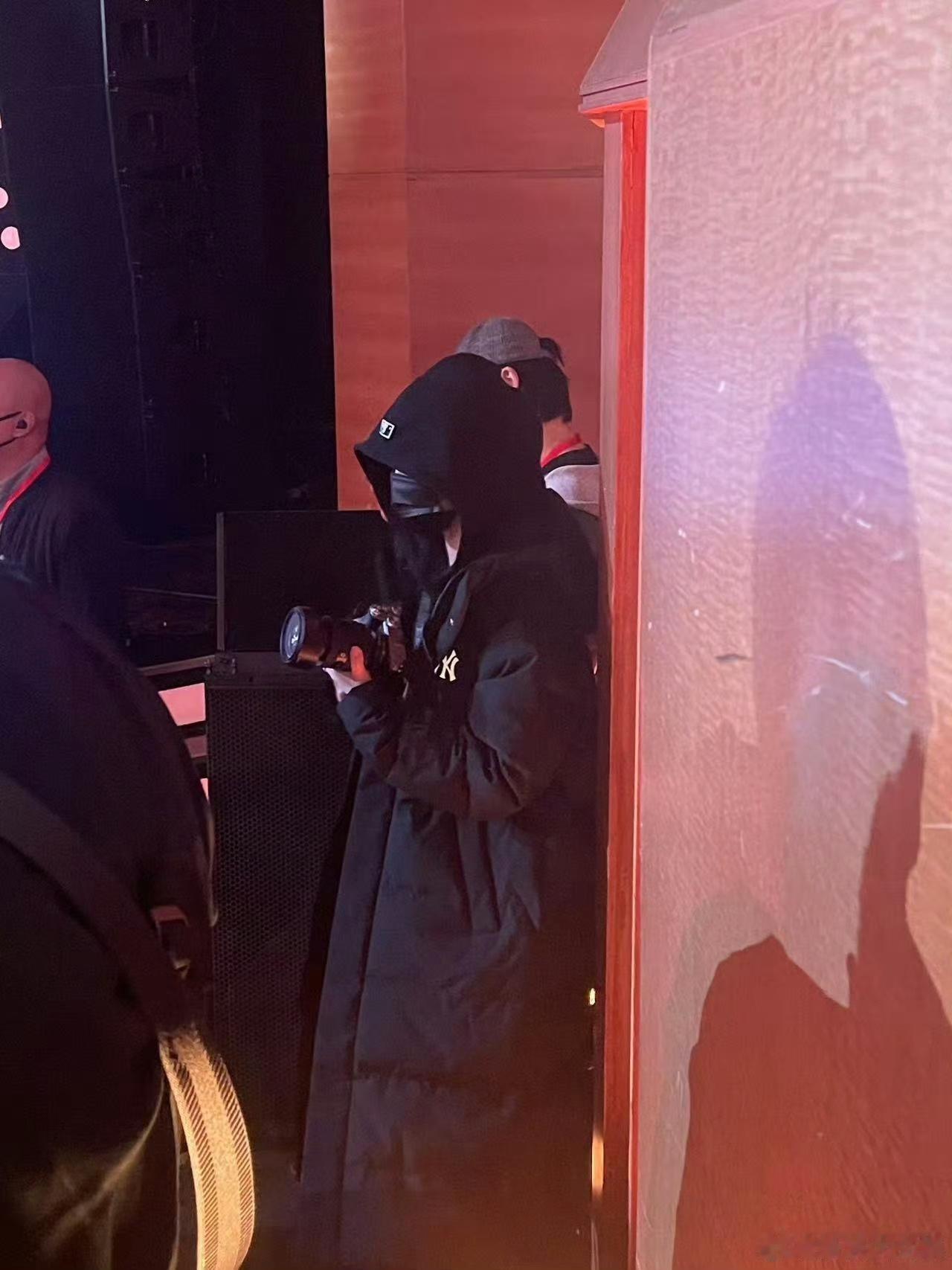  虞书欣微博视界大会化身站姐，咱就说小虞这是在拍谁啊，这全副武装的样子有那味了！