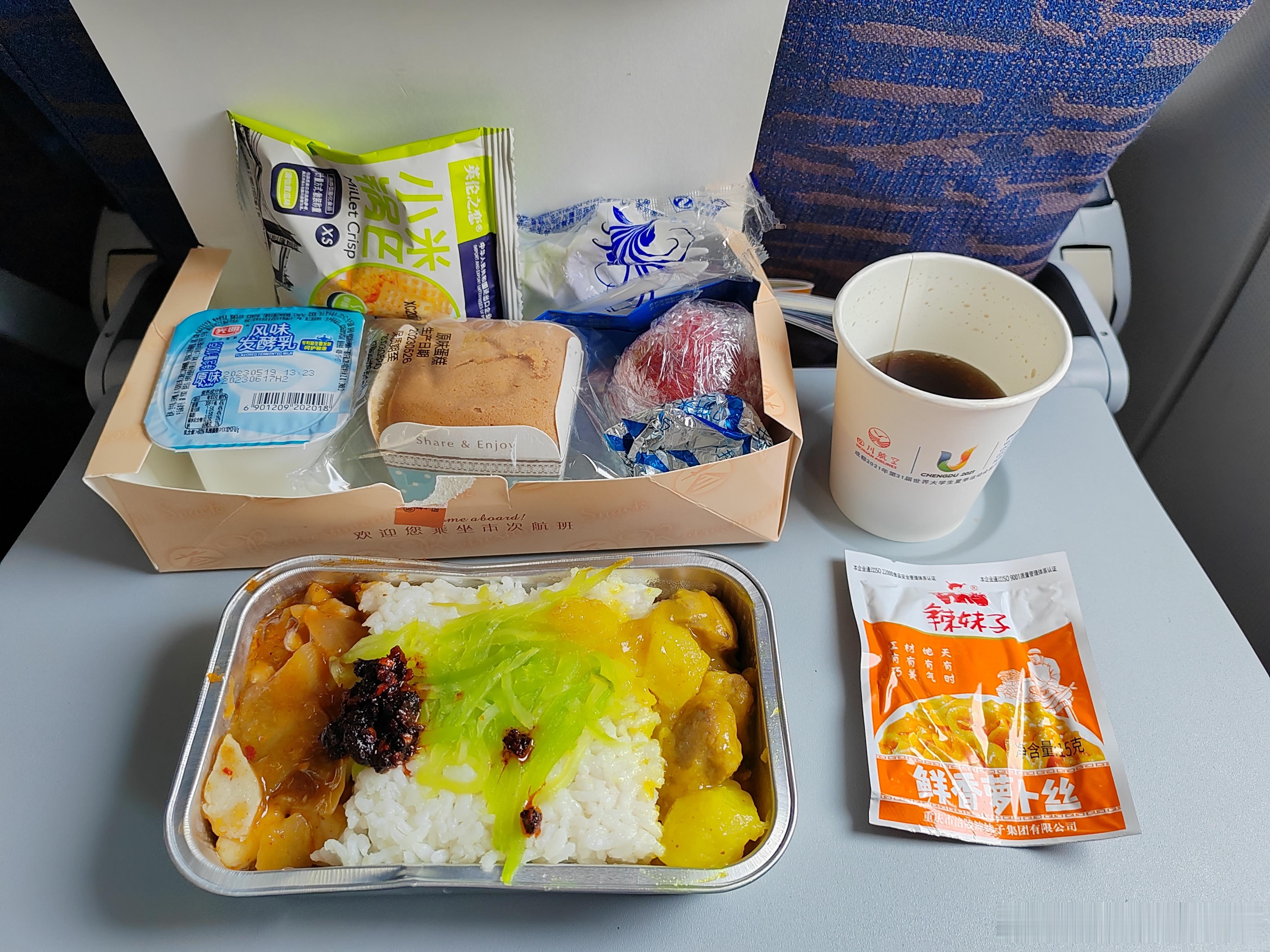 女子吐槽飞机餐仅一根青菜配米饭这个话题纯属带节奏，飞机餐的菜都是在餐盒两侧的，一