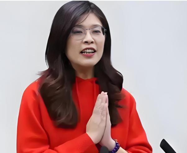 快讯提前报。今天上午 10 点，台湾松山国际机场不比平常，中国国民党主席郑丽文率