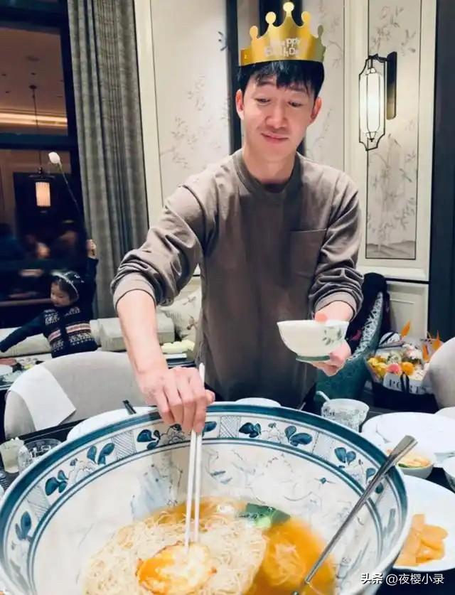 王阳晒照庆生，48岁仍很帅但还是被漂亮女儿抢镜，生日面超有排面！[福][福]