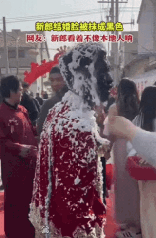 太过分了！河南一新郎结婚，没想到，他才刚下婚车，就被一群人围堵，将他的脸摸成了黑