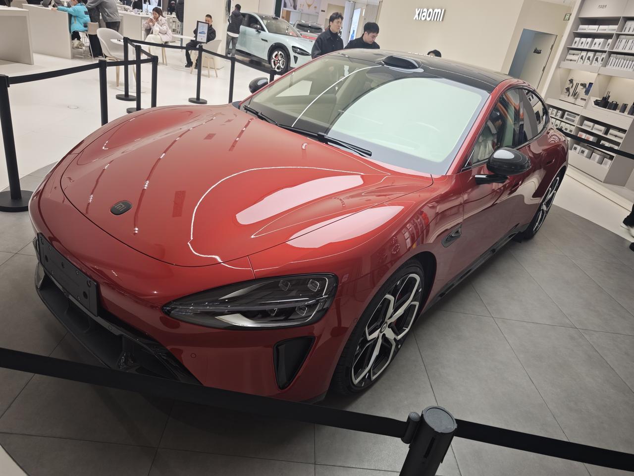 商场偶遇新一代小米SU7，这抹赤霞红真的太杀我了！
 
晚上逛商场，本来是想随便