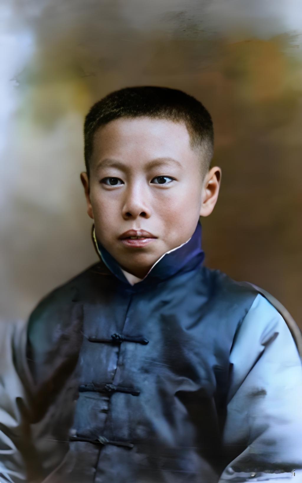 照片里这孩子，瘦瘦小小，一脸怯生生的样儿，就是刚进宫的王振勃，才十四岁啊！说是“