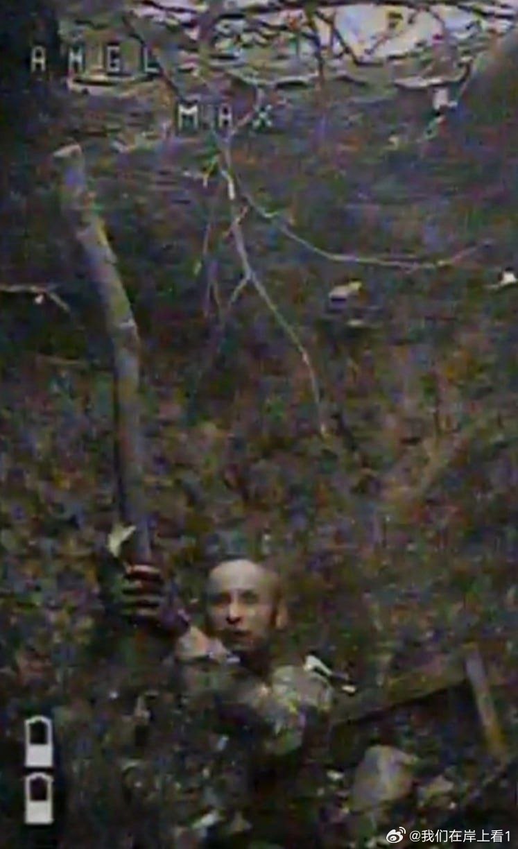 我们骑电动车都要戴头盔，但是俄军在乌克兰战场上竟然连头盔都不用戴，只需要拿个木棍