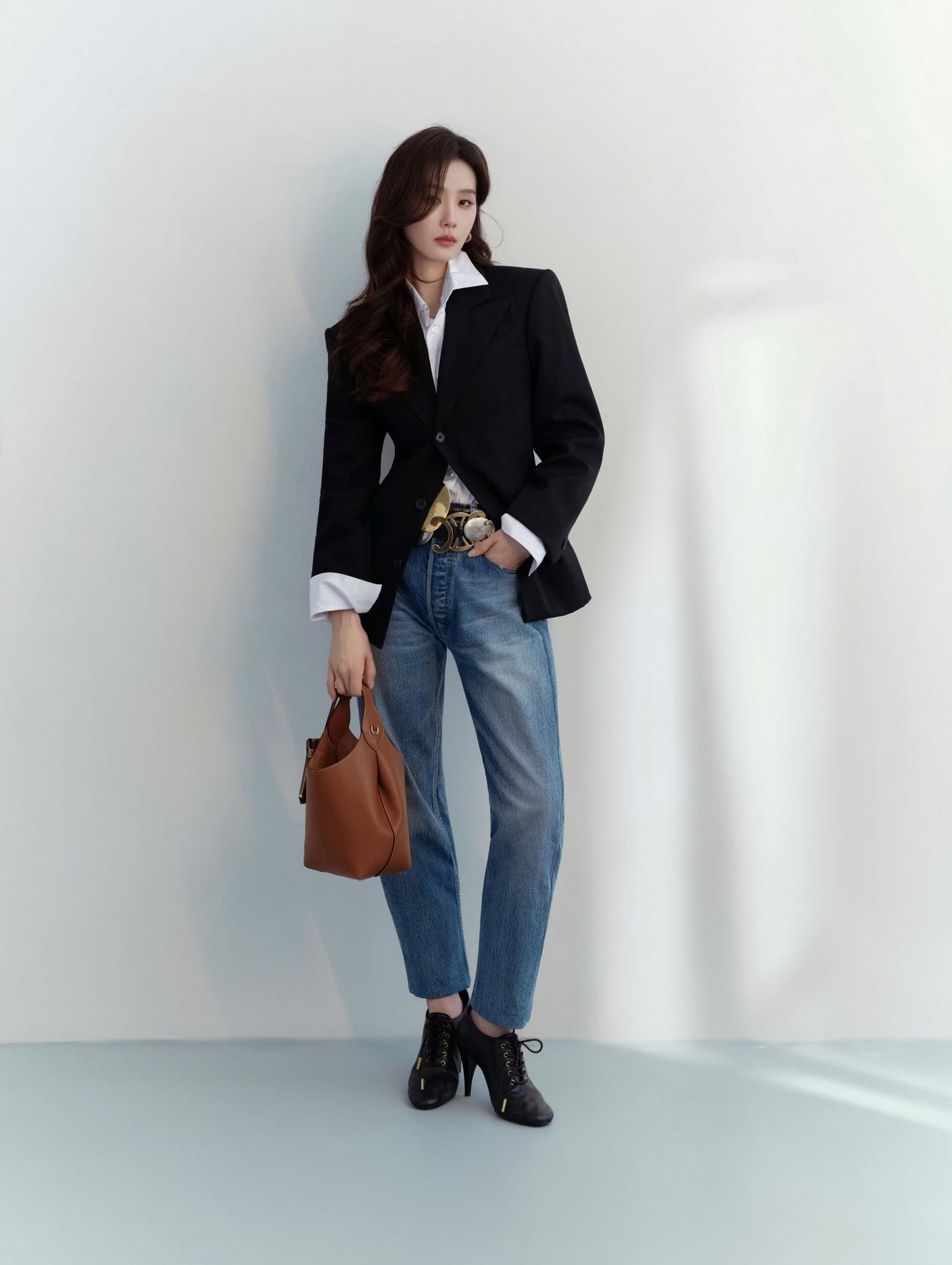 刘诗诗身穿身穿Celine 2026 夏季新装，带来一组造型大片时尚灵感解读  