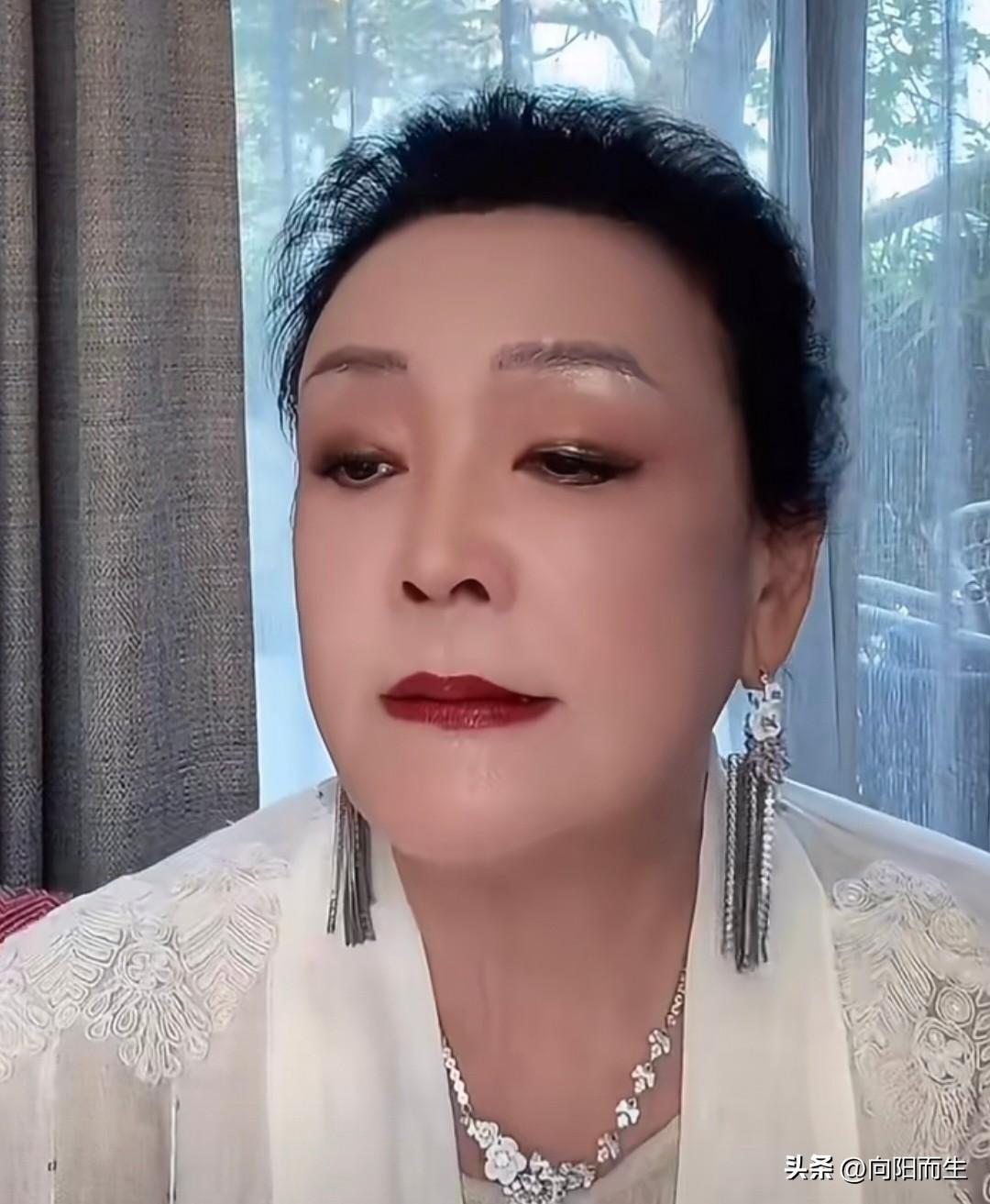 张兰这亲妈当的，
绝对是懂怎么往亲儿子 痛处戳!

昨天直播间里一堆粉丝跑去苦口