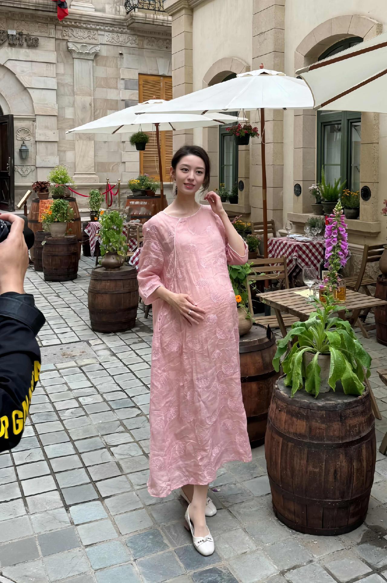 郎朗的老婆吉娜这张孕肚照，是电影剧照，没想到她也开始拍戏了。吉娜