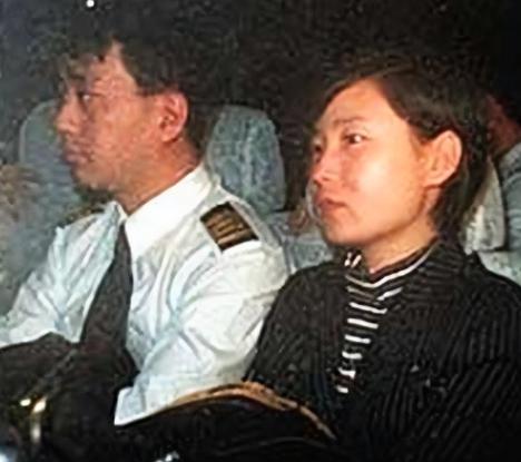 1998年，国航机长袁斌因为不满分房制度，携带着妻子，驾驶载有95名乘客的飞机叛