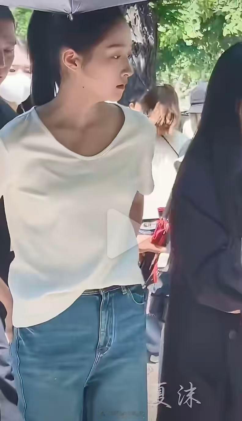 关晓彤瘦的好明显关晓彤进组两个星期瘦的好明显啊。关晓彤进组两个星期瘦的好明显