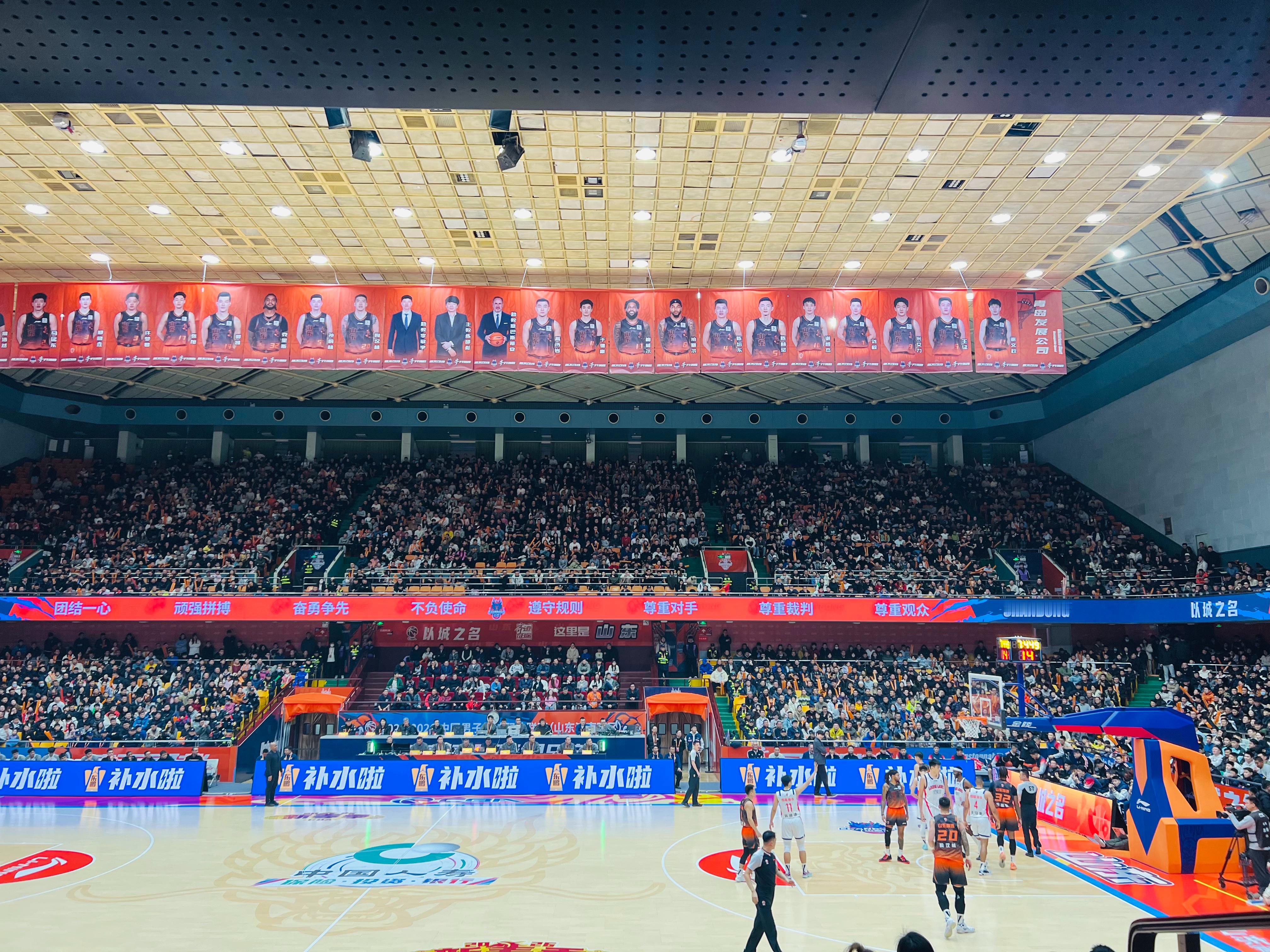 首先，广州龙狮绝不是鱼腩弱队，打不死，且有韧性。春节前的主场收官战，对于山东男篮