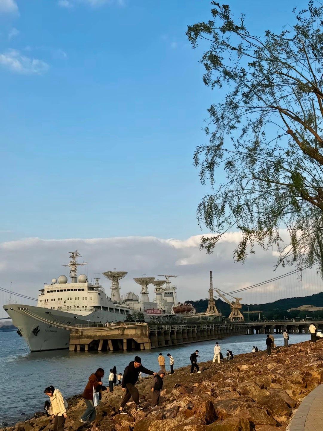 也许一个人在真正无可奈何的时候，除了微笑，也只好微笑了。—— 亦舒《家明与玫瑰》