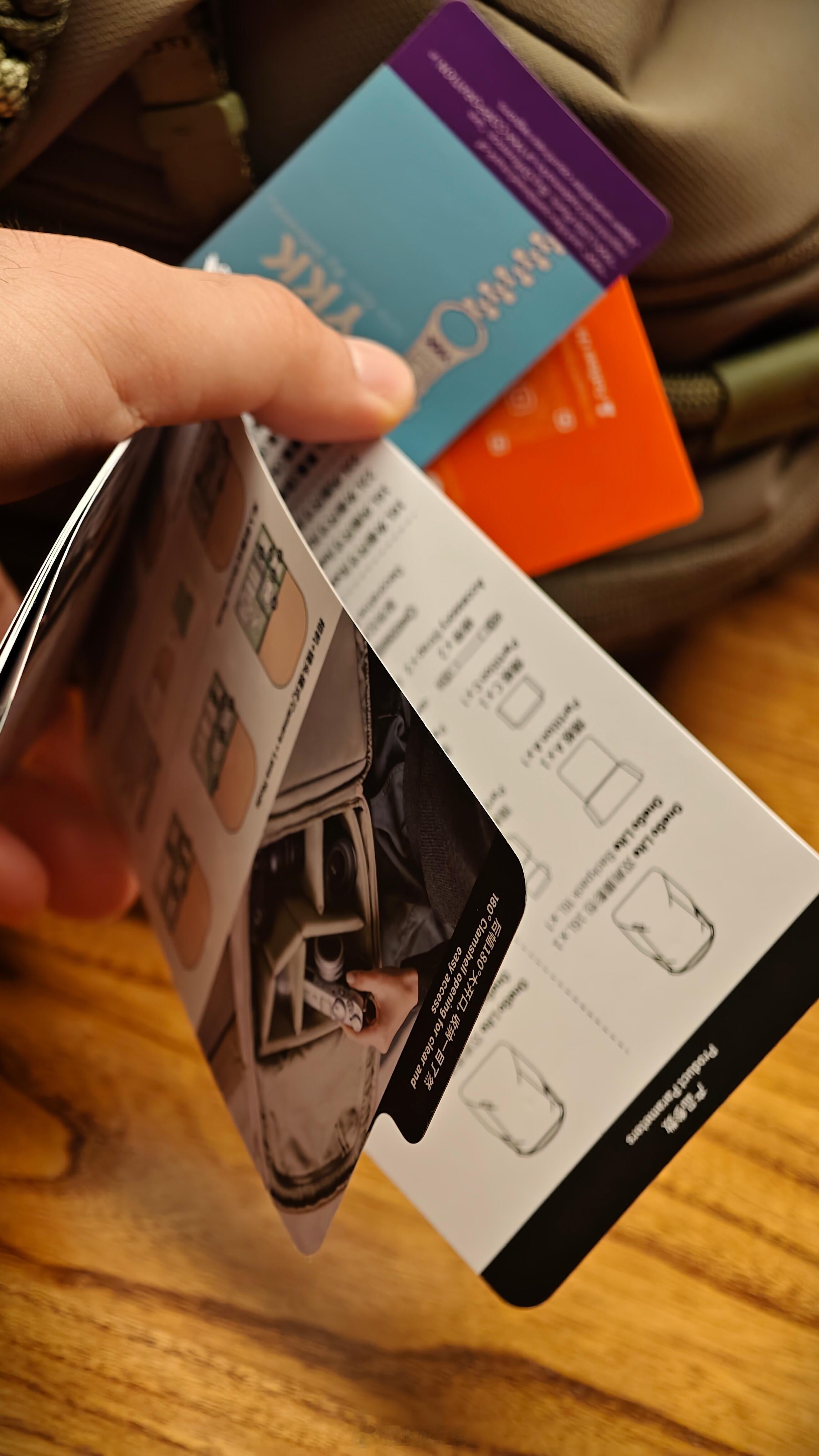 我又买了个包我老婆问我，怎么又买一个啊？我说这个包是用来同时带相机和iPad的。