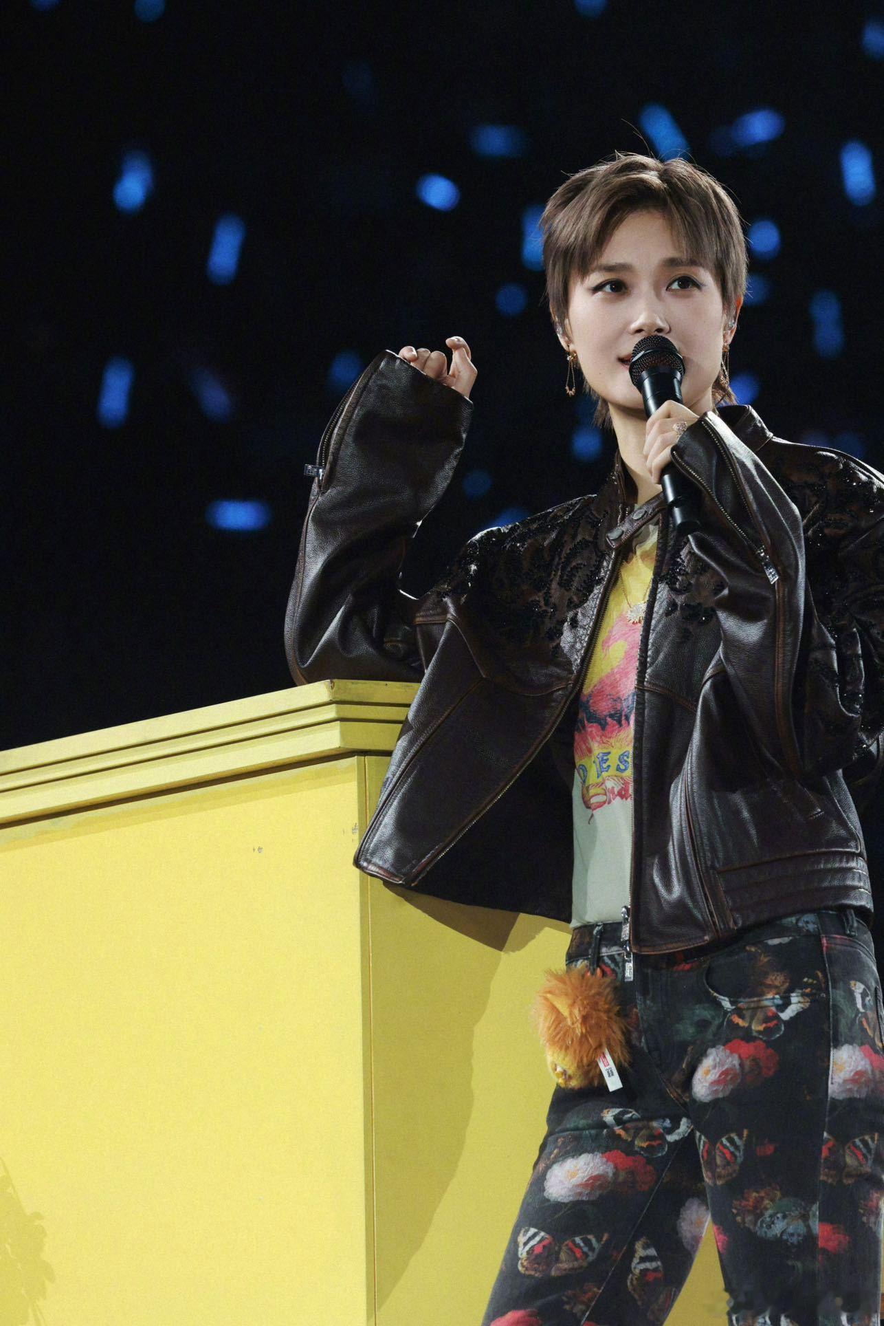李宇春演唱会服装64斤💫既要兼顾舞台视觉效果，又要扛住沉重服饰，李宇春把专业素
