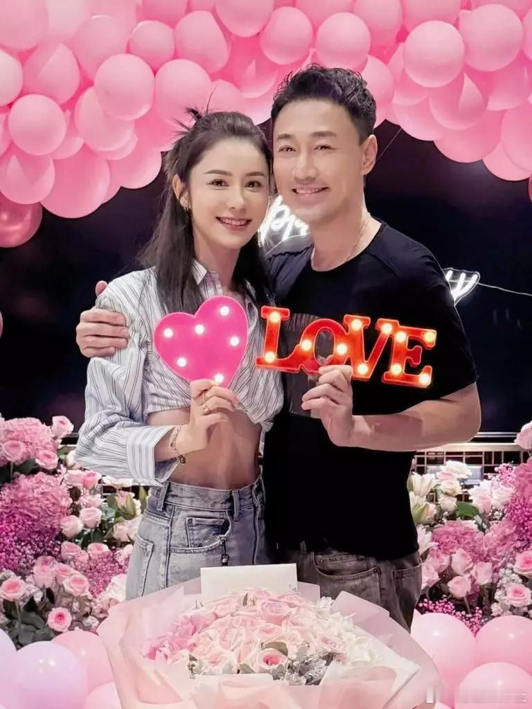 林峯為其妻子張馨月的34歲生日，精心策劃了一場粉紅色主題的驚喜派對。這場派對的佈