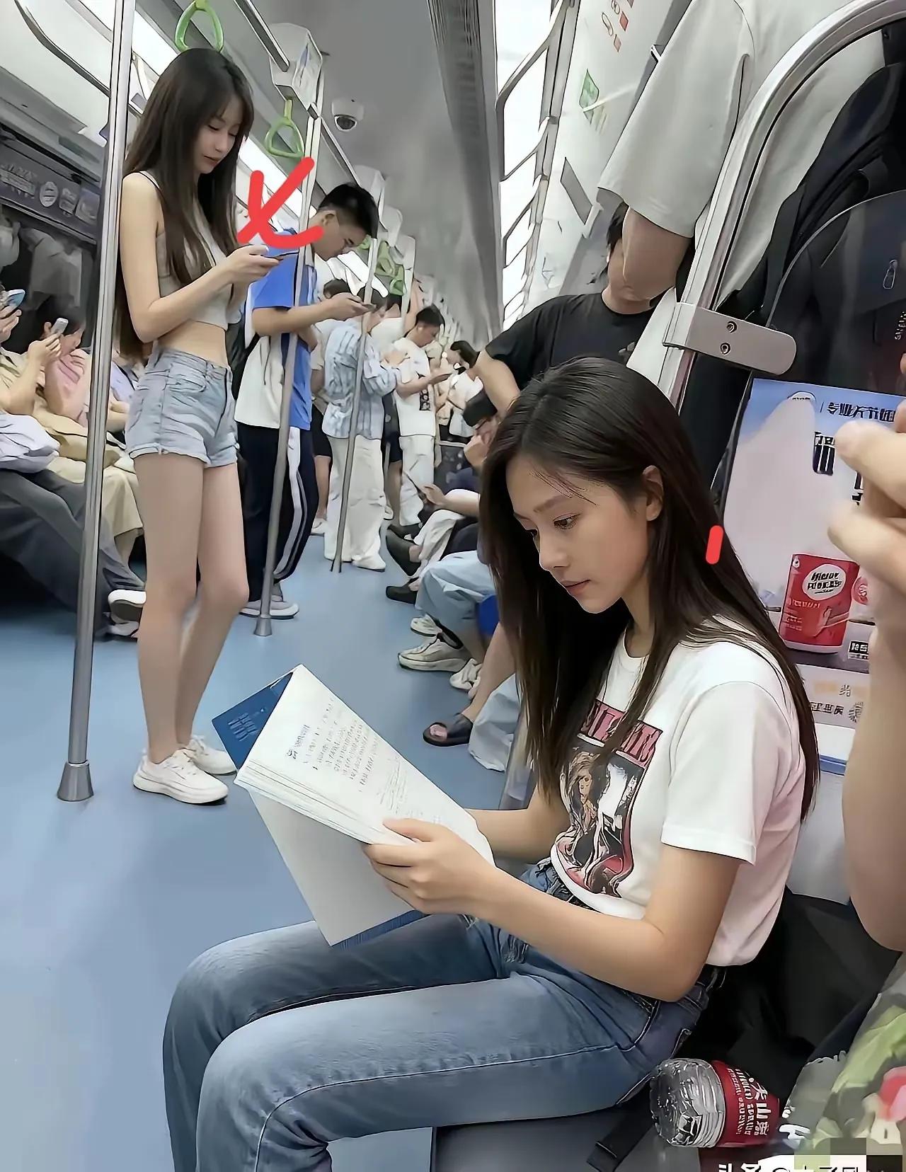 感觉自己的爱情来了
一个看书
一个玩手机
你喜欢哪一个呢