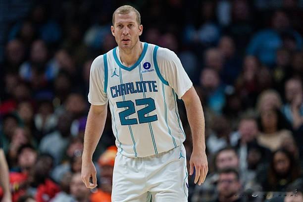 根据ESPN权威记者Shams Charania的消息，圣安东尼奥马刺与内线老将