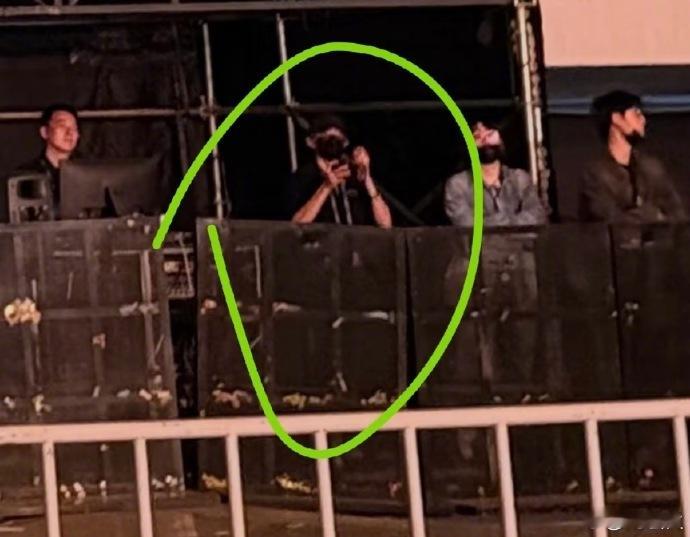 偶遇王源看陶喆演唱会王源现身陶喆演唱会谁说生活没有观众的 只露眼睛的王源也被眼尖