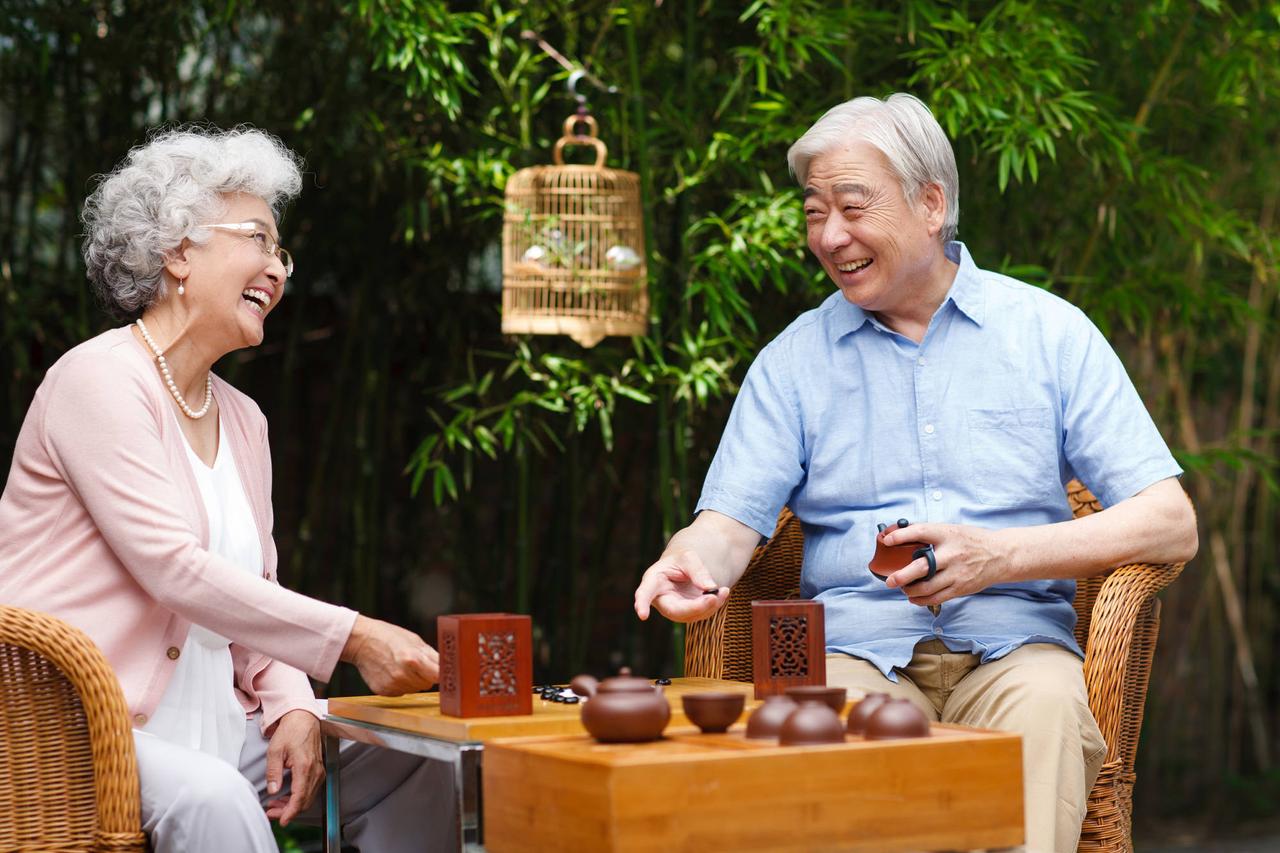 现在早就不是“养儿防老”的老思路啦，老人们普遍觉得，自己手里有稳定的收入和医保才