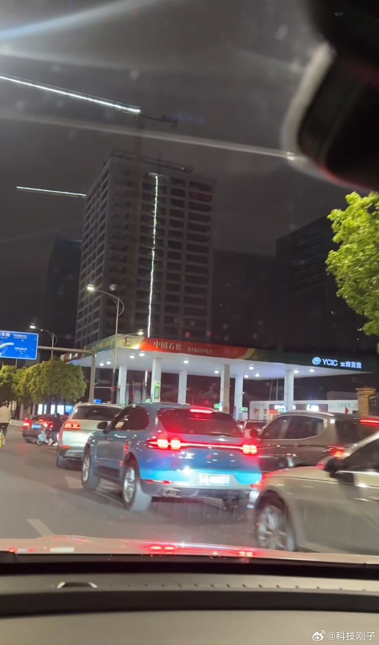 油价上涨92号汽油马上破9，95号马上破10。加油站排起了长队！还是电车香啊 昆