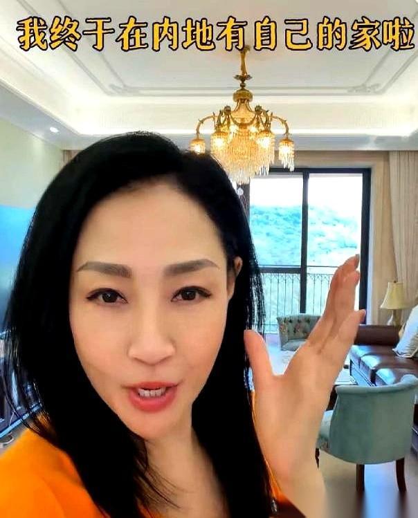 六十一岁的香港女星杨玉梅，终于在内地买了套房。
280平，四室一厅，全款200万