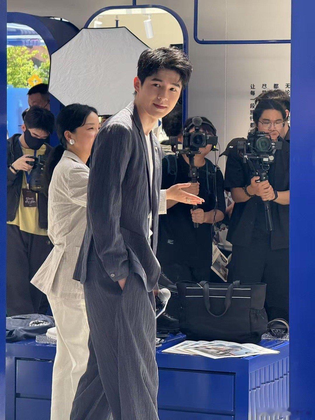 刘昊然成都活动刘昊然成都活动人气 刘昊然成都行程顺利完成，粉丝礼貌支持，活动平稳