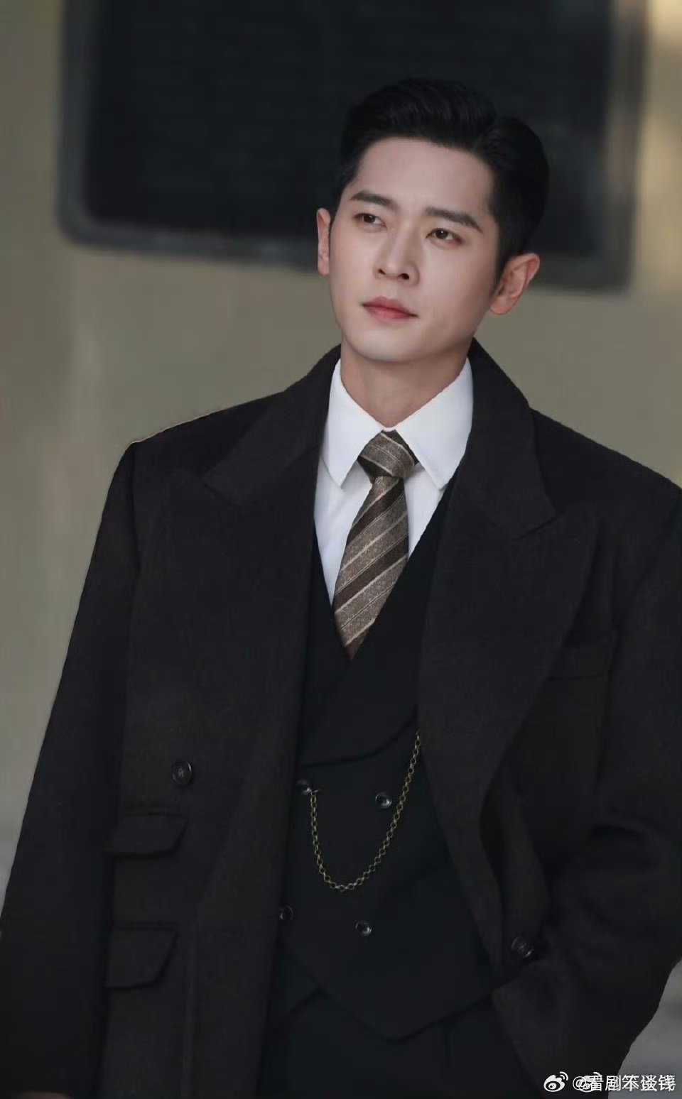 磊玉簟秋路透，不愧是演技派光看站姐饭拍就能感受到上位者压迫了 